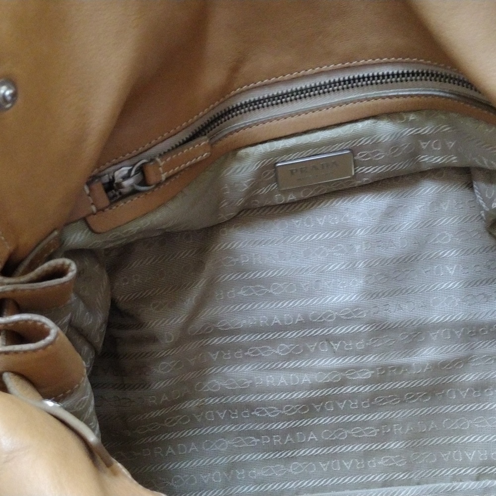 Prada Cuervo tan soft leather shoulder bag. - Picture 11 of 13